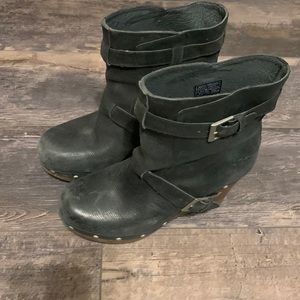 (8) UGG Women’s Black Leather, Studded & Wood Boots